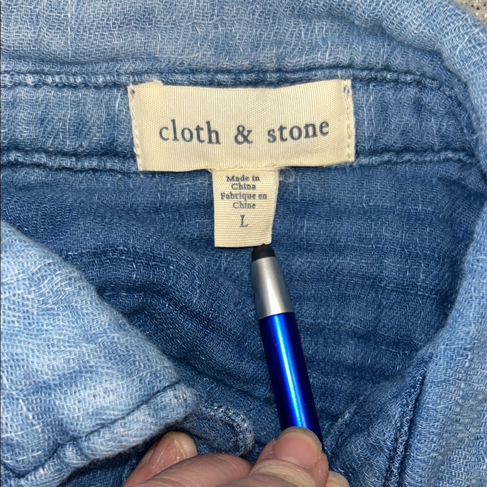 Cloth & Stone Sz L Light Blue Chambray button front Top-runs small - Picture 2 of 6